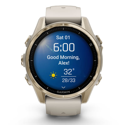 Garmin Fenix ​​​​8 Sapphire – 43 mm / AMOLED – Soft Gold mit nebelgrauem/dunklem Sandstein-Silikonarmband – Premium-Multisportuhr