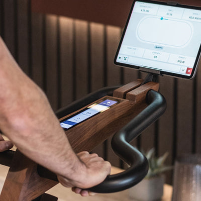 Vélo d'intérieur NOHRD Bike V2 Cherry avec écran tactile intégré - Bois de cerisier - Installation gratuite