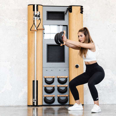 NOHRD Compact Wall Club – Trainingsstation mit interaktivem Touchscreen, SlimBeam, SkiErg und SwingBells – Eiche gebeizt