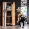 NOHRD Compact Wall Vintage Oak – Trainingsstation mit interaktivem Touchscreen, SlimBeam, SkiErg und SwingBells – gebeizte Eiche