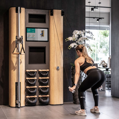 NOHRD Compact Wall Walnut – Trainingsstation mit interaktivem Touchscreen, SlimBeam, SkiErg und SwingBells – Walnut