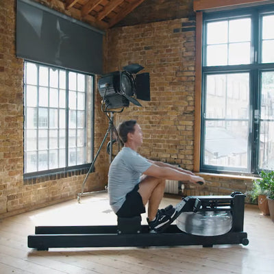 WaterRower All Black Rudergerät – Eiche gebeizt (schwarz)